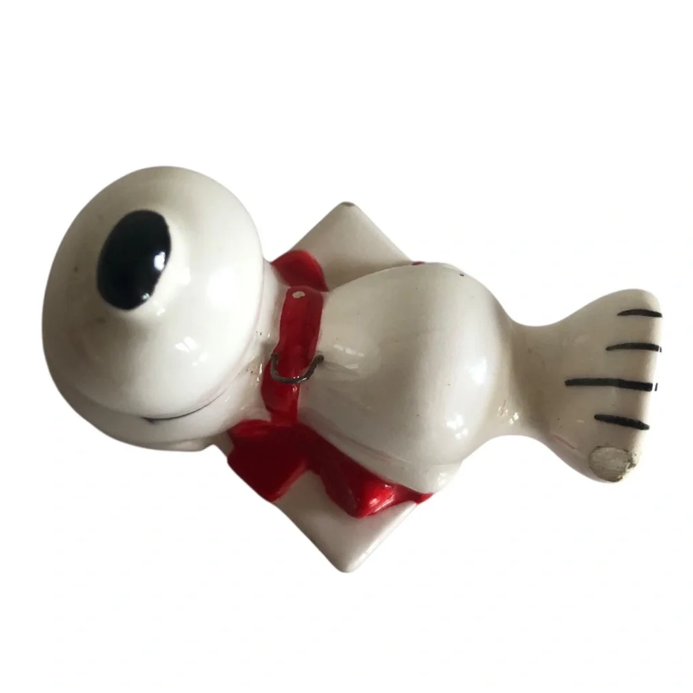 VINTAGE 60s 70s Peanuts Snoopy on a Present Ceramic Christmas Ornament Holiday